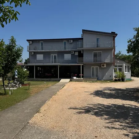 Lucijan アパート *