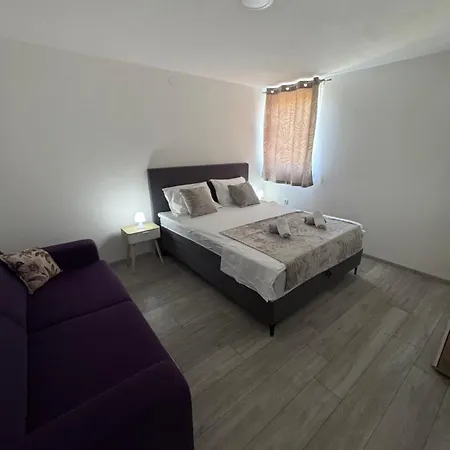 Appartement Lucijan *